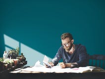 Concepto corporativo de Studio Leisure Contemplation del hombre de negocios foto de archivo libre de regalías Concepto corporativo de Studio Leisure Contemplation del hombre de negocios foto de archivo libre de regalías