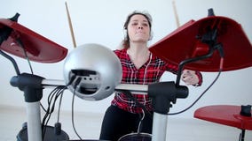 Concepto de afici?n y de m?sica Bater?a de la mujer joven que practica la bater?a electr?nica en casa almacen de metraje de vídeo Concepto de afici?n y de m?sica Bater?a de la mujer joven que practica la bater?a electr?nica en casa almacen de metraje de vídeo