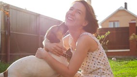 Concepto de amistad y de animales domésticos Mujer joven feliz y perro que se divierten en la hierba metrajes Concepto de amistad y de animales domésticos Mujer joven feliz y perro que se divierten en la hierba metrajes