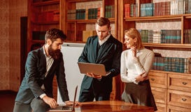 Concepto de Blogging Mujer y el blogging comenzado hombre en biblioteca Hombres de negocios el blogging del vídeo del uso y conte foto de archivo libre de regalías Concepto de Blogging Mujer y el blogging comenzado hombre en biblioteca Hombres de negocios el blogging del vídeo del uso y conte foto de archivo libre de regalías