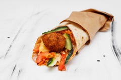 Concepto de comida vegetariana Tortilla vegetariana hecha en casa fresca deliciosa con el falafel en una tabla de cocina de mader imágenes de archivo libres de regalías Concepto de comida vegetariana Tortilla vegetariana hecha en casa fresca deliciosa con el falafel en una tabla de cocina de mader imágenes de archivo libres de regalías