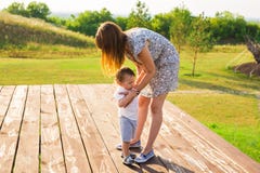 Concepto de familia - hijo de la madre y del niño al aire libre en verano imágenes de archivo libres de regalías Concepto de familia - hijo de la madre y del niño al aire libre en verano imágenes de archivo libres de regalías