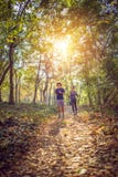 Concepto de la aptitud, del deporte, del entrenamiento y de la forma de vida - par que activa fotografía de archivo Concepto de la aptitud, del deporte, del entrenamiento y de la forma de vida - par que activa fotografía de archivo