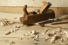 Concepto de la carpintería Lugar de trabajo del carpintero del carpintero Herramientas de la construcción en la tabla de madera c imagen de archivo Concepto de la carpintería Lugar de trabajo del carpintero del carpintero Herramientas de la construcción en la tabla de madera c imagen de archivo
