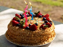 Concepto de la comida del partido Torta hecha en casa para el cumpleaños adornada con las velas, arándanos frescos, fresas Dos a? imagenes de archivo Concepto de la comida del partido Torta hecha en casa para el cumpleaños adornada con las velas, arándanos frescos, fresas Dos a? imagenes de archivo
