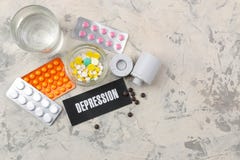 Concepto de la depresión Enfermedad psicológica la depresión de la palabra en el documento y las píldoras sobre un fondo ligero V foto de archivo libre de regalías Concepto de la depresión Enfermedad psicológica la depresión de la palabra en el documento y las píldoras sobre un fondo ligero V foto de archivo libre de regalías