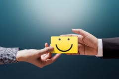 Concepto de la experiencia del cliente, mujer feliz del cliente que da un Feedbac fotos de archivo Concepto de la experiencia del cliente, mujer feliz del cliente que da un Feedbac fotos de archivo