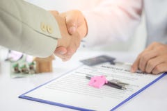 Concepto de la hipoteca ¡Apenas ponga su firma aquí! imagen de archivo Concepto de la hipoteca ¡Apenas ponga su firma aquí! imagen de archivo