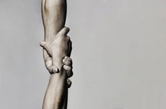Concepto de la mano amiga y día internacional de paz, ayuda Mano amiga extendida, brazo aislado, salvación cierre foto de archivo libre de regalías Concepto de la mano amiga y día internacional de paz, ayuda Mano amiga extendida, brazo aislado, salvación cierre foto de archivo libre de regalías