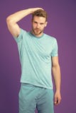 Concepto de la masculinidad Hombre con los brazos musculares confiados y fuertes Hace hacer que el cuerpo muscular le haga m?s co fotografía de archivo Concepto de la masculinidad Hombre con los brazos musculares confiados y fuertes Hace hacer que el cuerpo muscular le haga m?s co fotografía de archivo