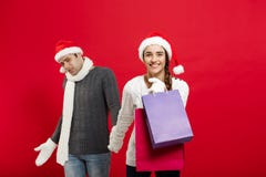 Concepto de la Navidad - la novia hermosa fuerza a su novio a imágenes de archivo libres de regalías Concepto de la Navidad - la novia hermosa fuerza a su novio a imágenes de archivo libres de regalías
