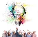 Concepto de la reunión de reflexión con los hombres de negocios que indican una lámpara Concepto de inicio de la idea y de la com fotos de archivo Concepto de la reunión de reflexión con los hombres de negocios que indican una lámpara Concepto de inicio de la idea y de la com fotos de archivo