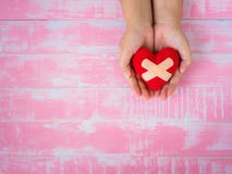 Concepto de la salud, de la medicina y de la caridad corazón en la mano s del niño del envejecimiento imagen de archivo libre de regalías Concepto de la salud, de la medicina y de la caridad corazón en la mano s del niño del envejecimiento imagen de archivo libre de regalías