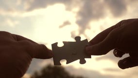 Concepto de las finanzas del negocio del trabajo en equipo Las manos masculinas conectan la silueta de los rompecabezas de la for almacen de video Concepto de las finanzas del negocio del trabajo en equipo Las manos masculinas conectan la silueta de los rompecabezas de la for almacen de video