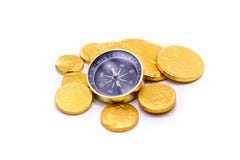 Concepto de las monedas de oro y del compás, del negocio y del viaje fotos de archivo libres de regalías Concepto de las monedas de oro y del compás, del negocio y del viaje fotos de archivo libres de regalías
