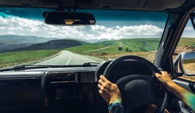 Concepto de las vacaciones de la pasión por los viajes del viaje en coche de la libertad Impulsión del viajero de las manos del h fotos de archivo libres de regalías Concepto de las vacaciones de la pasión por los viajes del viaje en coche de la libertad Impulsión del viajero de las manos del h fotos de archivo libres de regalías