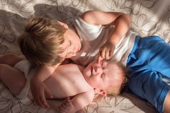 Concepto de los hermanos Amistad y amor entre los hermanos imagen de archivo libre de regalías Concepto de los hermanos Amistad y amor entre los hermanos imagen de archivo libre de regalías