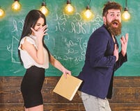 Concepto de los juegos del papel Muchacha en la cara sonriente que se divierte mientras que castiga al profesor Se?ora del estudi fotografía de archivo libre de regalías Concepto de los juegos del papel Muchacha en la cara sonriente que se divierte mientras que castiga al profesor Se?ora del estudi fotografía de archivo libre de regalías