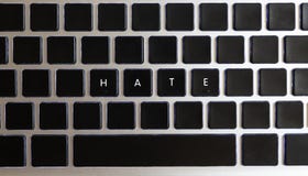 Concepto de problemas de Internet del hoy Subtítulo del odio aislado en el teclado del cuaderno con llaves en blanco imagen de archivo libre de regalías Concepto de problemas de Internet del hoy Subtítulo del odio aislado en el teclado del cuaderno con llaves en blanco imagen de archivo libre de regalías