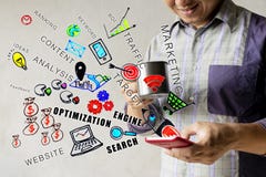 Concepto de SEO Hombres que son agua potable con la relajación Encuentre la información sobre su smartphone por el gráfico de la fotos de archivo libres de regalías Concepto de SEO Hombres que son agua potable con la relajación Encuentre la información sobre su smartphone por el gráfico de la fotos de archivo libres de regalías
