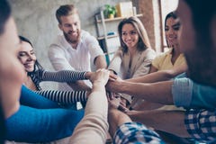 Concepto de teambuilding acertado Cosechado cerca encima de la foto de fotografía de archivo Concepto de teambuilding acertado Cosechado cerca encima de la foto de fotografía de archivo