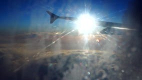 Concepto del aeroplano del asiento de ventana de la nube Opinión de la nube del cielo del cierre del aeroplano de Seat encima de almacen de video Concepto del aeroplano del asiento de ventana de la nube Opinión de la nube del cielo del cierre del aeroplano de Seat encima de almacen de video