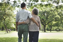 Concepto del amor de la relajación de la datación del marido de la esposa de los pares fotografía de archivo Concepto del amor de la relajación de la datación del marido de la esposa de los pares fotografía de archivo