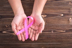 Concepto del cáncer de pecho: Mujer que lleva a cabo el símbolo rosado de la cinta del brea fotografía de archivo Concepto del cáncer de pecho: Mujer que lleva a cabo el símbolo rosado de la cinta del brea fotografía de archivo
