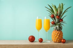 Concepto del día de fiesta de la Navidad con la piña como Christm alternativo fotografía de archivo libre de regalías Concepto del día de fiesta de la Navidad con la piña como Christm alternativo fotografía de archivo libre de regalías