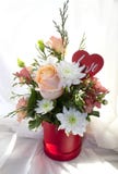 Concepto del día del ` s de la tarjeta del día de San Valentín Ramo hermoso de flores con la muestra de la forma del corazón imagenes de archivo Concepto del día del ` s de la tarjeta del día de San Valentín Ramo hermoso de flores con la muestra de la forma del corazón imagenes de archivo