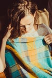 Concepto del frío del invierno Mujer joven que se sienta en la cubierta cómoda de la silla misma con la manta caliente Luz natura imagenes de archivo Concepto del frío del invierno Mujer joven que se sienta en la cubierta cómoda de la silla misma con la manta caliente Luz natura imagenes de archivo