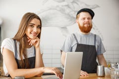 Concepto del negocio del café - retrato de los pequeños socios comerciales que trabajan junto en su cafetería fotos de archivo Concepto del negocio del café - retrato de los pequeños socios comerciales que trabajan junto en su cafetería fotos de archivo