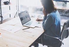 Concepto del proceso del trabajo del estudiante Proyecto de trabajo de la universidad de la mujer joven con el ordenador portátil Concepto del proceso del trabajo del estudiante Proyecto de trabajo de la universidad de la mujer joven con el ordenador portátil