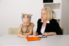 Concepto del profesor y del alumno Profesor particular que ayuda con la preparación a la niña imagenes de archivo Concepto del profesor y del alumno Profesor particular que ayuda con la preparación a la niña imagenes de archivo
