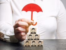 Concepto del seguro del equipo Cuidado del empleado Seguro de vida Seguridad y seguridad en un equipo del negocio Recursos humano imagenes de archivo Concepto del seguro del equipo Cuidado del empleado Seguro de vida Seguridad y seguridad en un equipo del negocio Recursos humano imagenes de archivo