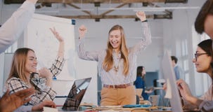 Concepto del trabajo en equipo La mujer de negocios caucásica sonriente feliz que lleva a empleados multiétnicos combina en la di almacen de metraje de vídeo Concepto del trabajo en equipo La mujer de negocios caucásica sonriente feliz que lleva a empleados multiétnicos combina en la di almacen de metraje de vídeo
