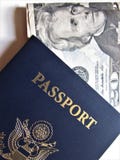 Concepto del viaje o del turism Pasaporte americano Pasaporte abierto con los sellos de visa imagenes de archivo Concepto del viaje o del turism Pasaporte americano Pasaporte abierto con los sellos de visa imagenes de archivo