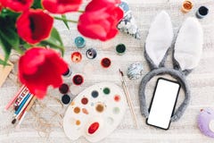 Concepto feliz de Pascua oídos y teléfono del conejito con la pantalla vacía y imagen de archivo Concepto feliz de Pascua oídos y teléfono del conejito con la pantalla vacía y imagen de archivo