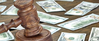 Concepto financiero del crimen o de la subasta con el mazo y el dinero Backgrou Foto de archivo Concepto financiero del crimen o de la subasta con el mazo y el dinero Backgrou Foto de archivo