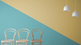 Concepto minimalista del diseñador del arquitecto con tres sillas de madera clásicas y lámparas pendientes en el fondo azul y ama Fotos de archivo Concepto minimalista del diseñador del arquitecto con tres sillas de madera clásicas y lámparas pendientes en el fondo azul y ama Fotos de archivo