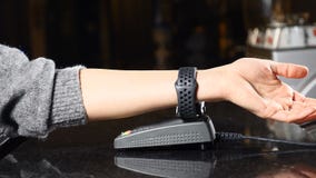 Concepto moderno del pago Tiro del primer del cliente que paga con tecnología de NFC por el reloj elegante a mano sin contacto en metrajes Concepto moderno del pago Tiro del primer del cliente que paga con tecnología de NFC por el reloj elegante a mano sin contacto en metrajes
