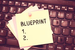 Conceptuele hand die tonend Blauwdruk schrijven Het ontwerpplan van de bedrijfsfototekst of andere technische tekening door ingen stock afbeelding Conceptuele hand die tonend Blauwdruk schrijven Het ontwerpplan van de bedrijfsfototekst of andere technische tekening door ingen stock afbeelding