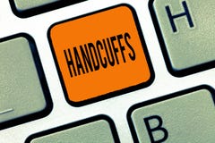 Conceptuele hand die tonend Handcuffs schrijven Het Paar van de bedrijfsfototekst afsluitbare verbonden metaalringen voor het bev royalty-vrije stock foto Conceptuele hand die tonend Handcuffs schrijven Het Paar van de bedrijfsfototekst afsluitbare verbonden metaalringen voor het bev royalty-vrije stock foto