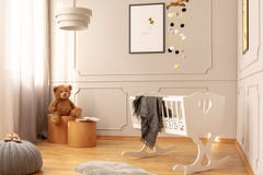 concernez le tabouret en bois dans la crèche à la mode avec le berceau en bois blanc avec la couverture grise photographie stock libre de droits concernez le tabouret en bois dans la crèche à la mode avec le berceau en bois blanc avec la couverture grise photographie stock libre de droits