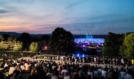 concerto all'aperto di una notte di estate dai giardini magnifici del palazzo di Schonbrunn con l'orchestra filarmonica di Vienna fotografia stock libera da diritti concerto all'aperto di una notte di estate dai giardini magnifici del palazzo di Schonbrunn con l'orchestra filarmonica di Vienna fotografia stock libera da diritti