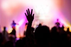 Concerto cristiano di musica con la mano sollevata immagine stock libera da diritti Concerto cristiano di musica con la mano sollevata immagine stock libera da diritti