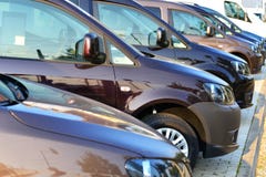 Concessionnaire automobile - beaucoup de véhicules garés en vente dans une rangée photographie stock libre de droits Concessionnaire automobile - beaucoup de véhicules garés en vente dans une rangée photographie stock libre de droits