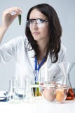 Concetti della medicina e di scienza Ritratto del personale femminile del laboratorio che si occupa delle boccette e delle sostan fotografia stock Concetti della medicina e di scienza Ritratto del personale femminile del laboratorio che si occupa delle boccette e delle sostan fotografia stock