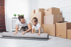 Concetto commovente, padre e figlio muoventesi verso una nuova casa immagine stock Concetto commovente, padre e figlio muoventesi verso una nuova casa immagine stock