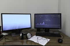 Concetto contemporaneo degli articoli per ufficio del posto di lavoro della stanza immagini stock Concetto contemporaneo degli articoli per ufficio del posto di lavoro della stanza immagini stock
